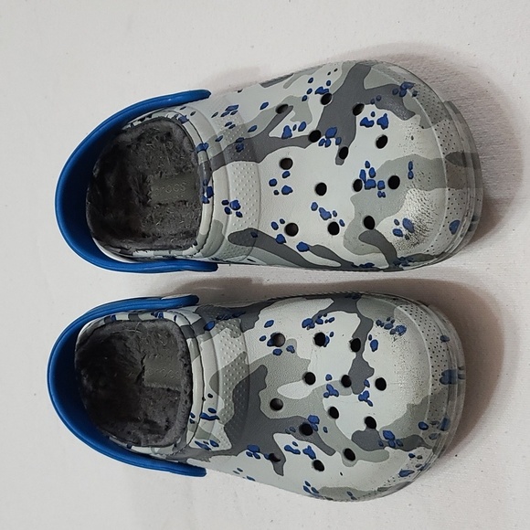 CROCS Childrens Slip-on Clogs Gray/Blue Camo Faux Fur Lined Sz C13 EUC READ - Picture 1 of 11